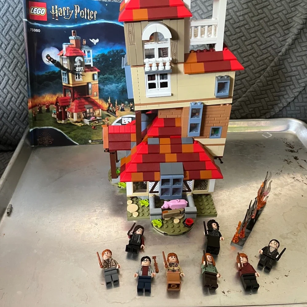 LEGO Harry Potter Attack on the Burrow 75980 Complete 1047 pcs Age 8+ No Box